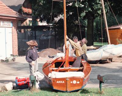 Klarmachen der Boote, links Vanessa Lux