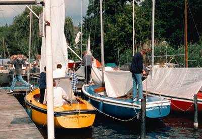 Die Boote werden im Stand vorbereitet