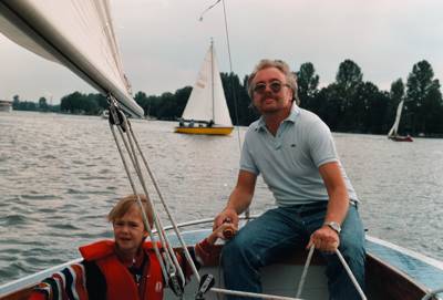 Arian und Rolf Kstner an der Pinne