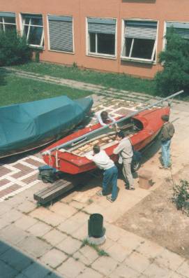 Rolf Kstner arbeitet am Segelboot "Seahorse"