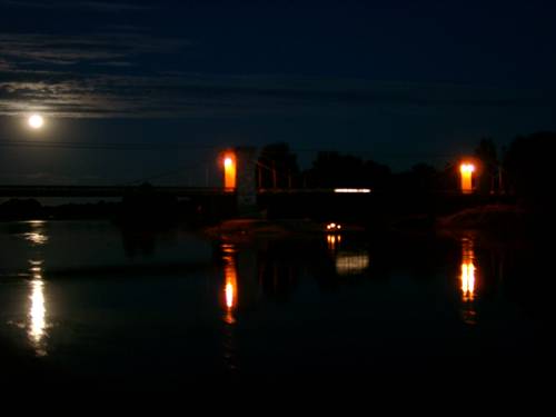 Hngebrcke der D50 ber die Loire bei Mondschein