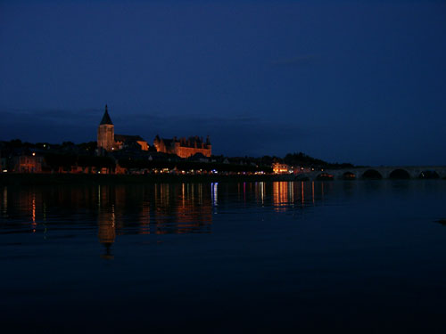 Blick vom Campingplatz aus auf das Chteau de Gien bei Nacht