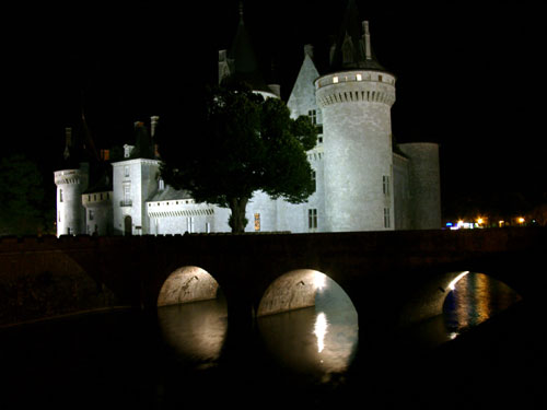 Chteau von Sully-sur-Loire bei Nacht