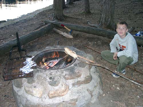 Stockbrote und Kartoffeln in Folie am Lagerfeuer