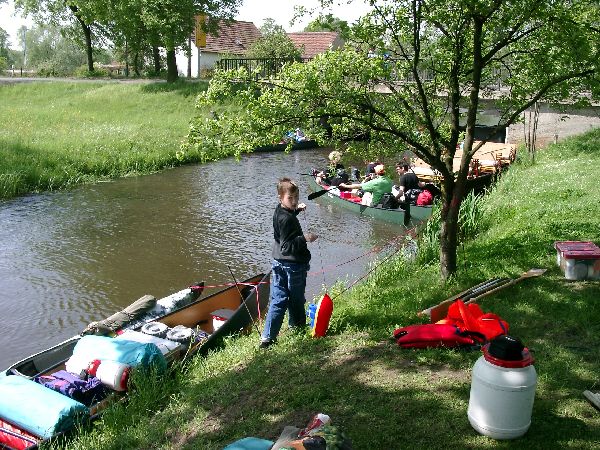 Beladen der Boote am Leineweberflie in Burg