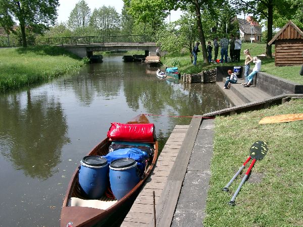 Beladen der Boote am Leineweberflie in Burg