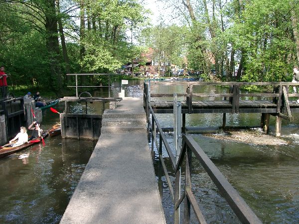 Schleuse und Wehr von Leipe (Lipje), hinten der Spreewaldhof