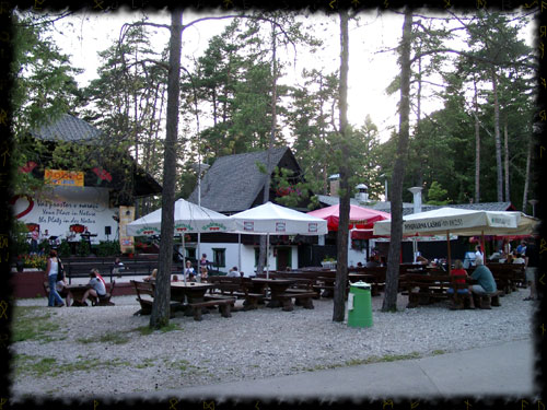 links Bhne, rechts Restaurant des "Camp Sobec"
