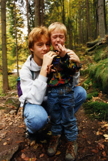 Sascha trstet Arian nach einem Sturz