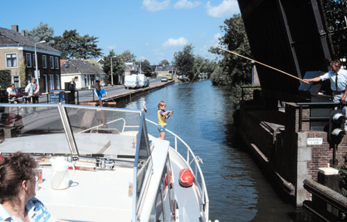 Sascha bezahlt Brckengebhr in Bolsward